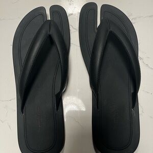 Stylish Black Split-Toe Sandals